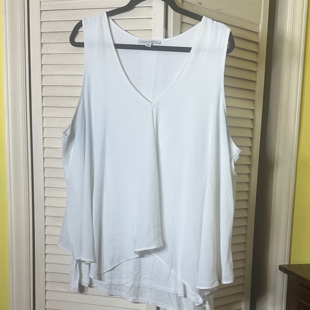 Green Envelope White Layered V-Neck Sleeveless Camisole